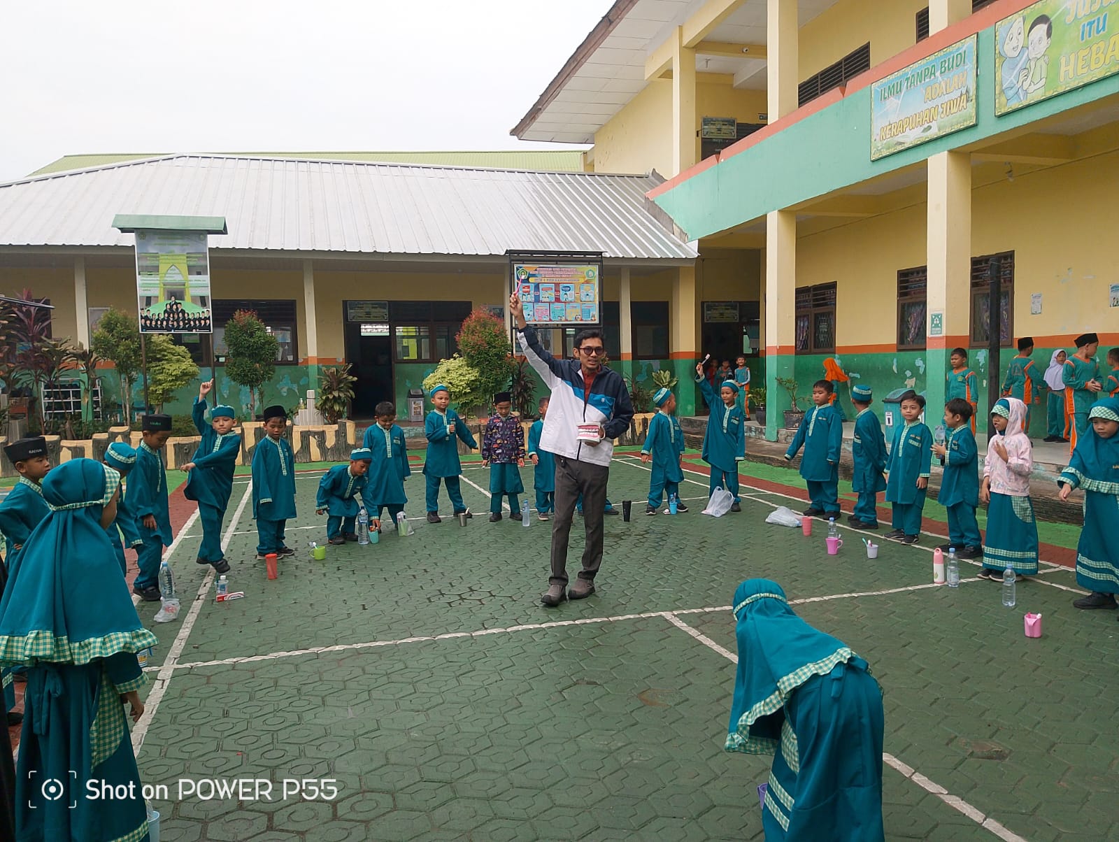 TIM PUSKESMAS PANGKALBALAM EDUKASI SISWA MIN 1 PANGKALPINANG TENTANG PENTINGNYA MENJAGA KEBERSIHAN GIGI